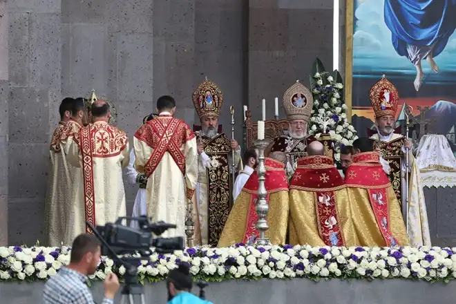 Եպիսկոպոսական ձեռնադրություն և օծում  Մայր Աթոռ Սուրբ Էջմիածնում