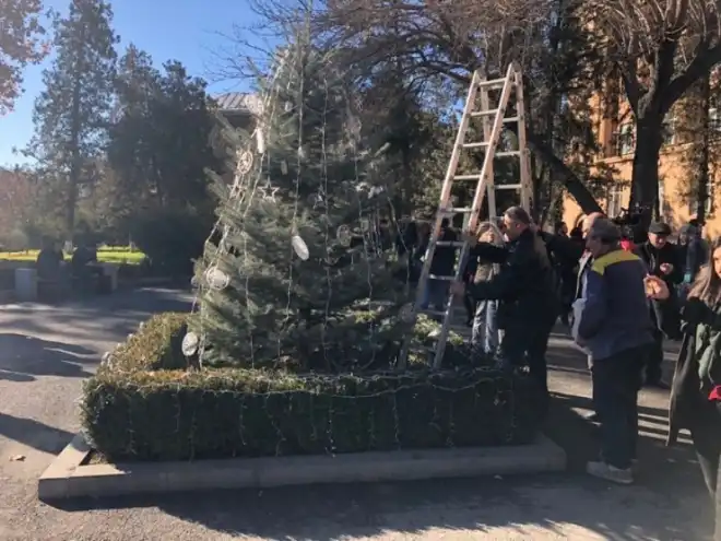 ԵՊՀ-ի Փոլիթէքնիկ բաժանմունքի տօնածառին տակ պայթուցիկ նիւթեր յայտնաբերուած են (Լուսանկարներ)