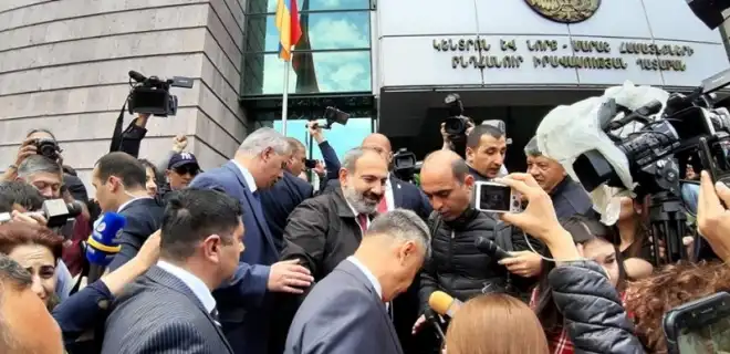 Նիկոլ Փաշինեանը այցելած է դատարանի մօտ հաւաքուածներուն