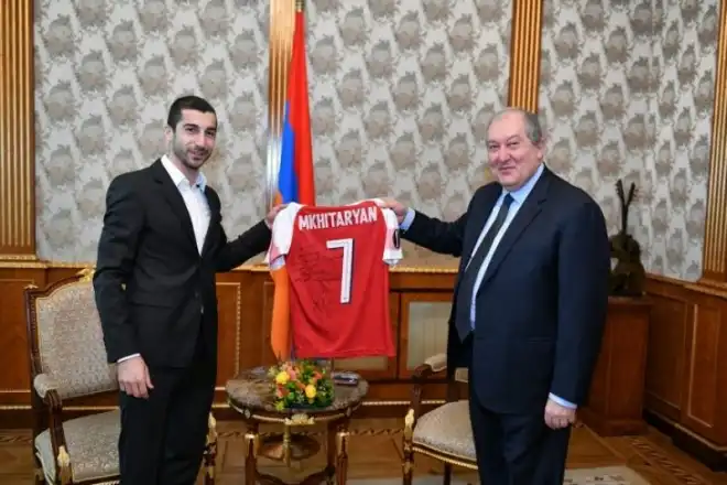 Մխիթարեան  իր մարզաշապիկը Նուիրած է նախագահ Արմէն Սարգսեանին