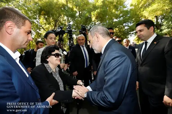 Վարչապետը խոստացաւ. Պիտի տեղադրուի Կարէն Տեմիրճեանի արձանը