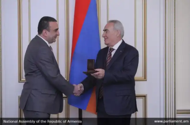 Գալուստ Սահակեան ԱԺ պատուոյ մետալով պարգեւատրած է Պարոնեանի անուան թատրոնի տնօրէնը