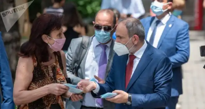 Փաշինեան դիմակներ բաշխեց Երեւանի մէջ