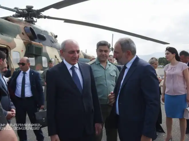 Արցախի նախագահը օդակայանինին մէջ դիմաւորեց Վարչապետ Փաշինեանը