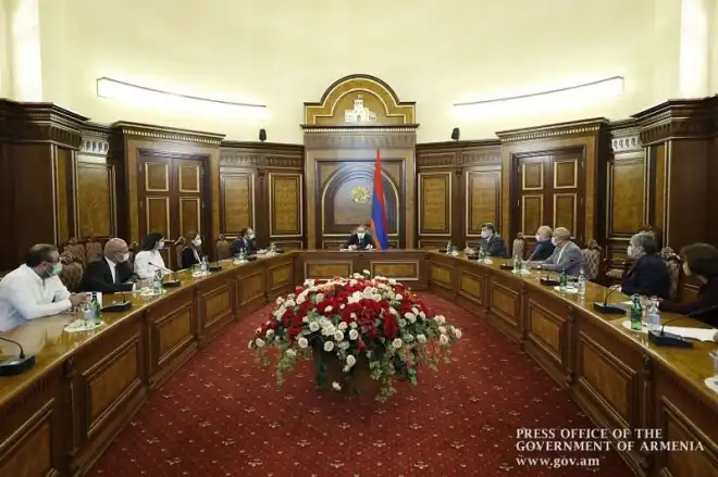 Վարչապետը հանդիպած է արտախորհրդարանական ուժերուն հետ. անդրադարձ եղած է պատերազմի հետեւանքով ստեղծուած իրավիճակին