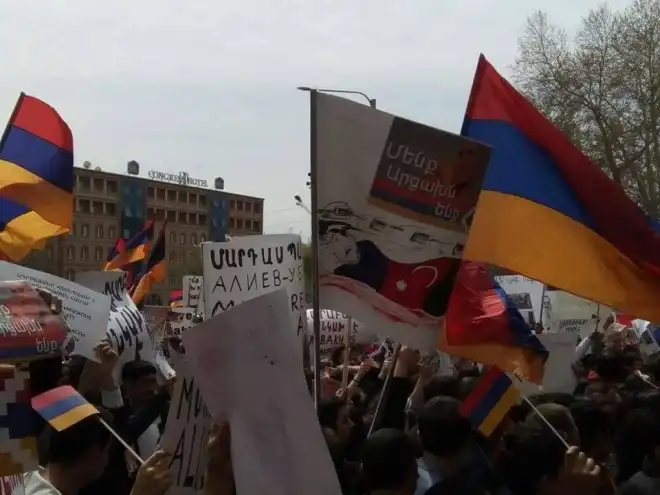 Բողոքի ակցիա Երևանում՝ ուղղված ԵԱՀԿ Մինսկի խմբի համանախագահներին. լուսանկարներ