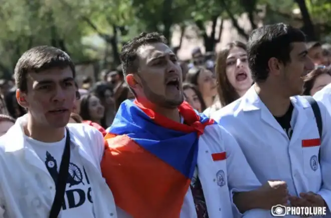 «Արմենիա հանրապետական կեդրոն»ի բուժաշխատողները փակած են Հալապեան փողոցը
