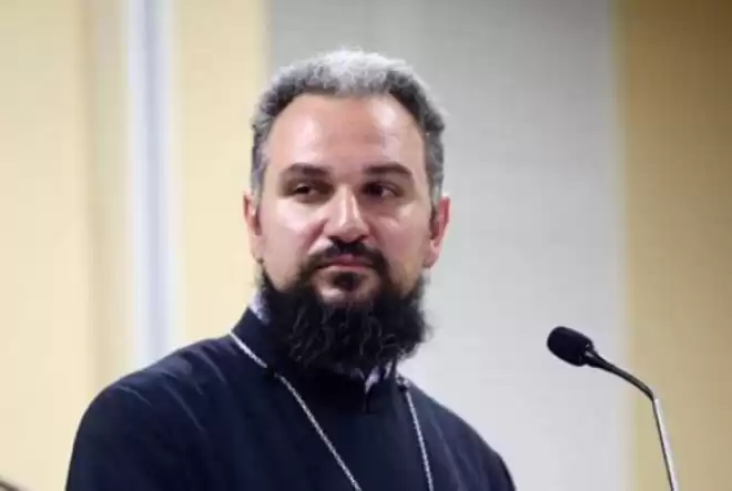 Մայր Աթոռի Տեղեկատուական համակարգի ղեկավար Տէր Վահրամ քահանայ Մելիքեանի ֆէյսպուքեան էջը կոտրած են