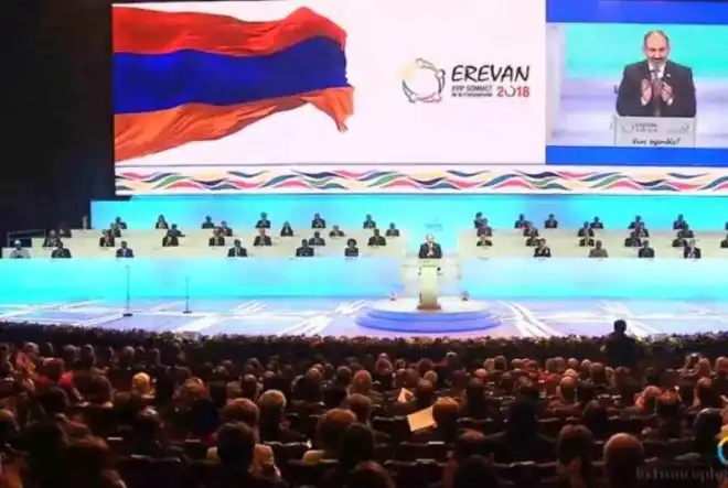Ֆրանքոֆոնիայի գագաթնաժողովին մասնակիցները ծափահարութիւններով ողջունած են Շարլ Ազնաւուրի յաւերժական ներկայութիւնը