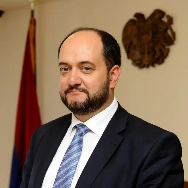 Նախարարի կոչը՝  երեխաների համար չգնել հեղափոխության խորհրդանիշներով դպրոցական պարագաներ