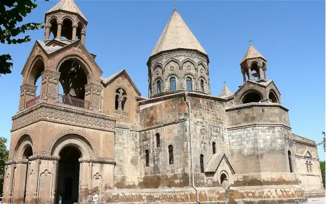 Տեղի է ունեցել Ամենայն Հայոց կաթողիկոսի եւ Նիկոլ Փաշինյանի հանդիպումը