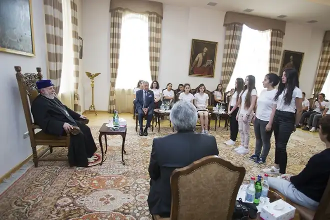Ամենայն Հայոց Կաթողիկոսն ընդունեց Ֆրանսիայից ժամանած աշակերտների