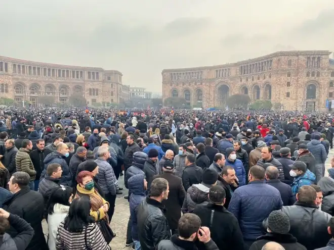 Հայաստանի մէջ այսօր գործադուլ եւ դասադուլ. Հարիւրաւոր քաղաքացիներ հասած են հրապարակ