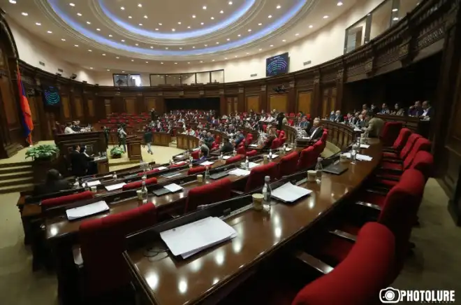 «Սահմանադրական Դատարանի մասին» նոր օրէնքը ընդունուեցաւ. Հրայր Թովմասեանն այլեւս ՍԴ-ի նախագահ չէ