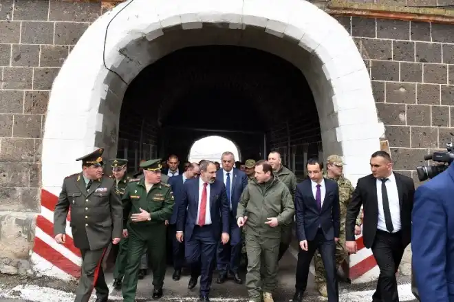 Փաշինեան այցելեց Գիւմրիի ռուսական զօրակայան