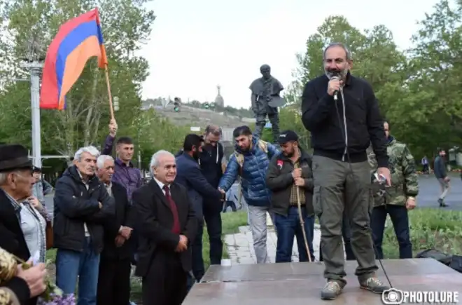 Փաշինեանը կոչ ըրաւ բանալ ճանապարհները եւ հասնիլ «Ֆրանսայի հրապարակ»