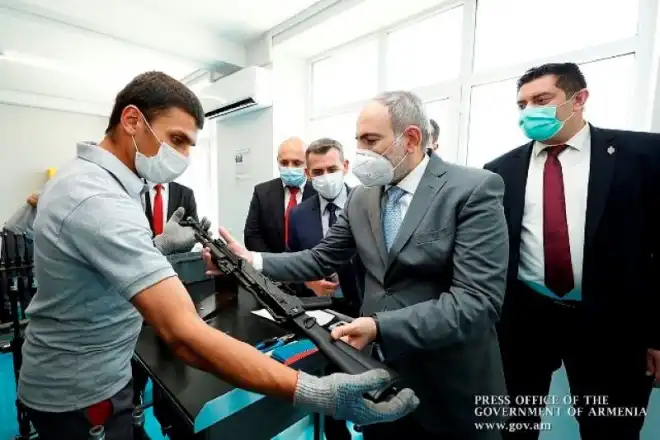 Վարչապետ Փաշինեան այցելեց օրերս հիմնուած «Քալաշնիքով» ինքնաձիգի գործարան