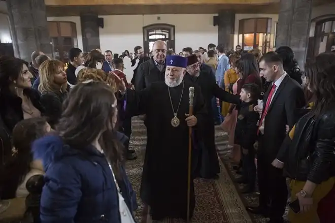 Ամենայն Հայոց Կաթողիկոսն այցելեց Գյումրի և հյուրընկալվեց  բնակարաններ ստացած ընտանիքներից մեկին