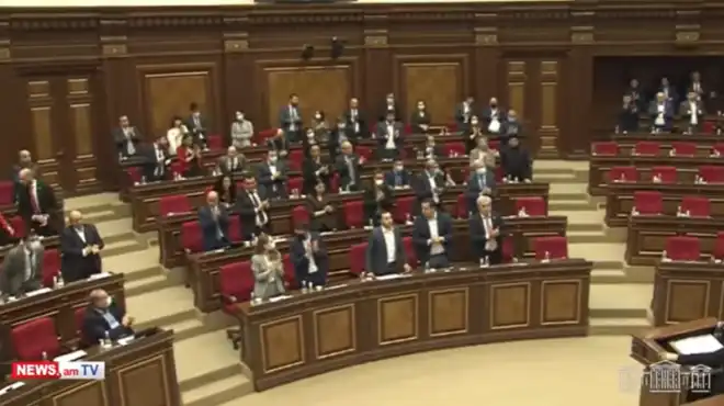 «Իմ Քայլ»ականները յոտնկայս կը ծափահարեն Փաշինեանին (Տեսանիւթ)