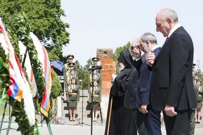 Ամենայն Հայոց Կաթողիկոսն այցելեց  Սարդարապատի հուշահամալիր