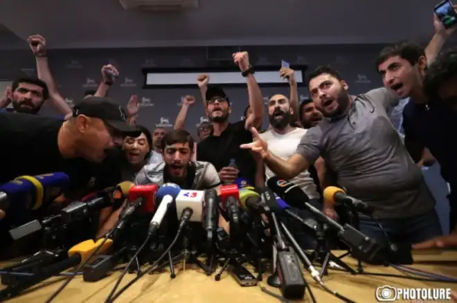 Ցուցարարները մուտք գործեցին «Էրէբունի բլազա»ի սրահ. Ռոպերթ Քոչարեանի ասուլիսը չկայացաւ