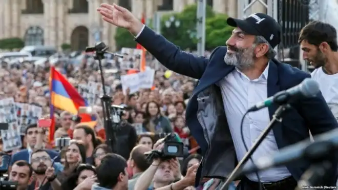 Human Rights Watch-ը  կը գովէ Հայաստանի ներկայիս իշխանութիւնը եւ կը քննադատէ՝ նախկինը