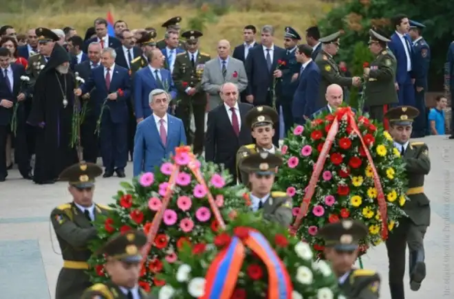 Սերժ Սարգսեանն ու Բակօ Սահակեանը ծաղկեպսակ դրած են Արցախեան ազատամարտի նահատակներու շիրիմներուն