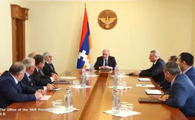 Նախագահ Բակօ Սահակեան աշխատանքային խորհրդակցութիւն վարած է շրջվարչակազմերու ղեկավարներու հետ