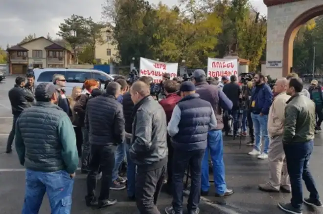 Երեւանի կենդանաբանական այգիի աշխատակիցները բողոքի հաւաք կը կատարեն