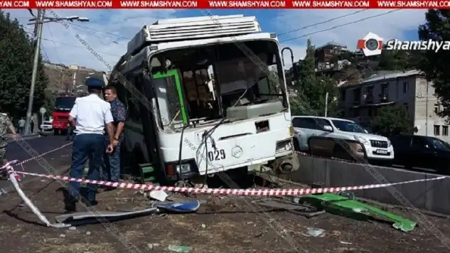 Ծանր  արկած  Երեւանի մէջ. Շուռ  եկած է  մարդատար Bus-ը կան   տուժածներ