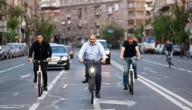Վարչապետ Փաշինեան աշխատանքի գնաց հեծանիւով (Տեսանիւթ)