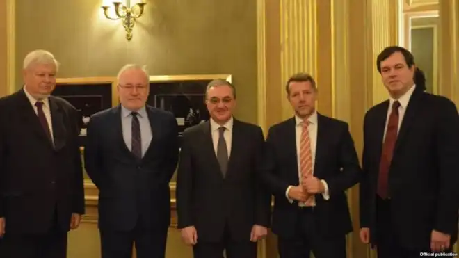 Փարիզի մէջ մեկնարկած է Մնացականեանի հանդիպումը ԵԱՀԿ ՄԽ համանախագահներուն հետ