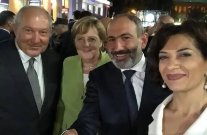 Անկելա Մերքէլ Փաշինեանի եւ Նախագահ Սարգսեանի ուղեկցութեամբ զբօսնած է Հիւսիսային Պողոտայով