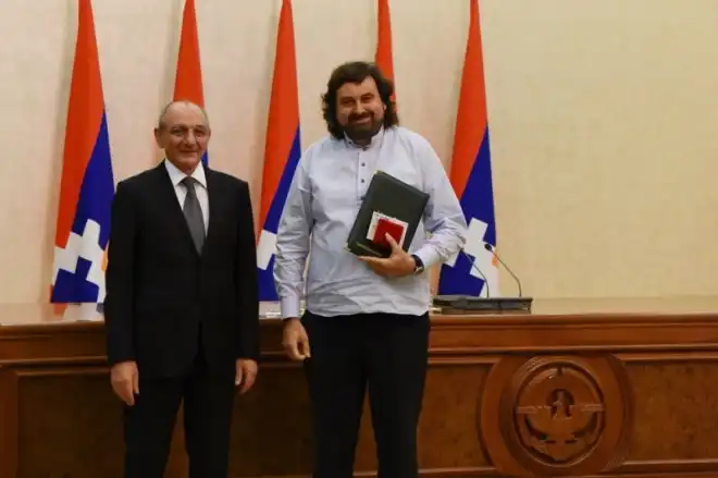 Նախագահ Բակօ Սահակեան «Արուեստի վաստակաւոր գործիչ» կոչումով պարգեւատրեց Լիբանանահայ խմբավար Զաքար Քէշիշեանը