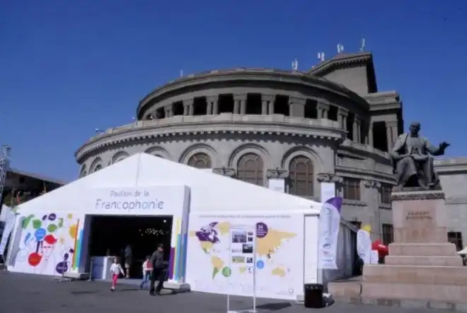 Ֆրանսայի տաղաւարը Ֆրանքոֆոնիայի աւանին մէջ կը ներկայացնէ երկիրը իր ողջ բազմազանութեամբ