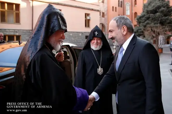 Վարչապետը հյուրընկալել է Գարեգին Բ և Արամ Ա կաթողիկոսներին (Տեսանյութ)