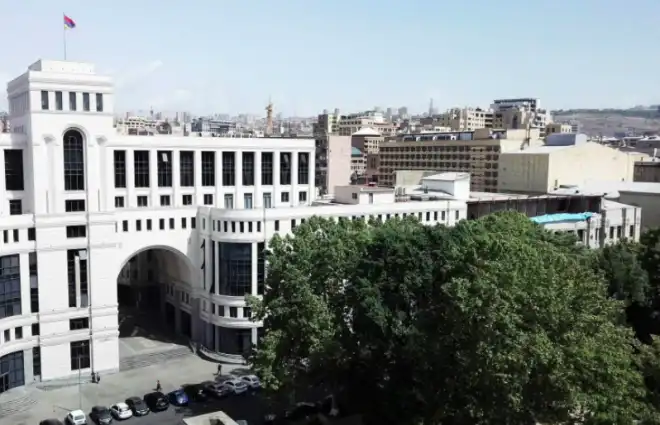 Հայաստանի արտաքին քաղաքականութիւնը ՝ անգլուխ. Խմբագրական «Ազատ  օր»ի