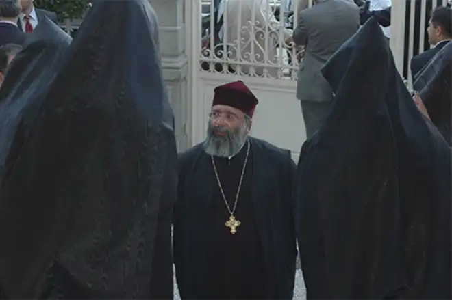 Սրբազանը ունենալ