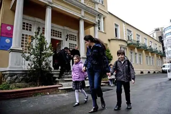 Ակնարկներ՝ Պոլսահայ Ուսումնական Համակարգին եւ Հաստատութիւններուն Մասին. Ալպէր Քէշիշ