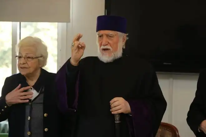 Տիկինը...  (Տիկ. Շաքէ Եագուպեանի  արեւոտ  ստուերին...)