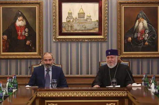 Հայ պաշտօնեաներու եւ Կաթողիկոսի մը համար ողջմտութիւն չէ իրարու հակառակիլը