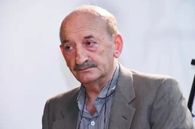 ...Ու ակամայ կը մտածես, որ մեր սա փոքրիկ Հայաստանն ալ երկու կողմէն, արեւելքէն ու արեւմուտքէն, նոյն «վտանգ»ն է թրքութեան համար