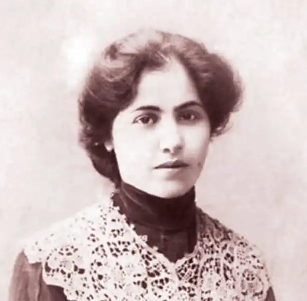 Եսայեանի անունը՝ լոյսի տակ