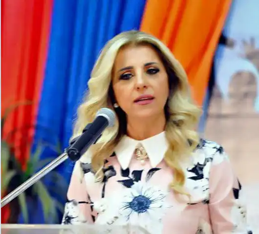 Հանդիսականը    հայոց դարաւար  խօսքին  ու   խորհուրդներուն կապող  ասմունքողը ՝ Անի Սարաֆեան- Եփրեմեան