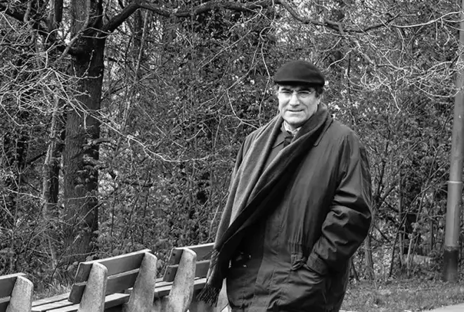 Հրանդ, կարմիր  մեխակներ բերի  քեզի,  տեսա՞ր