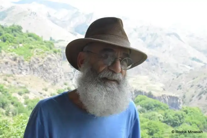 Մոտեցա մի քիչ այն կողմ կանգնած երկու ոստիկաններին, ասացի որ տաքսու վարորդը մեզ կողոպտում է