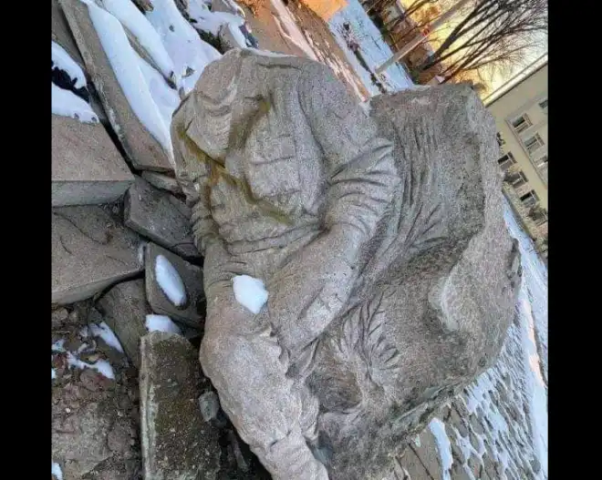 Թշնամին  քանդած է Սպարապետ Վազգէն Սարգսեանի  արձանը