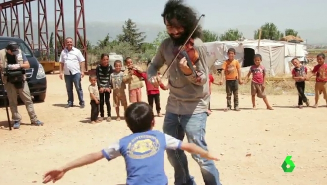 Տաղանդավոր հայ ջութակահարը նվագում է սիրիացի փախստականների ճամբարներում