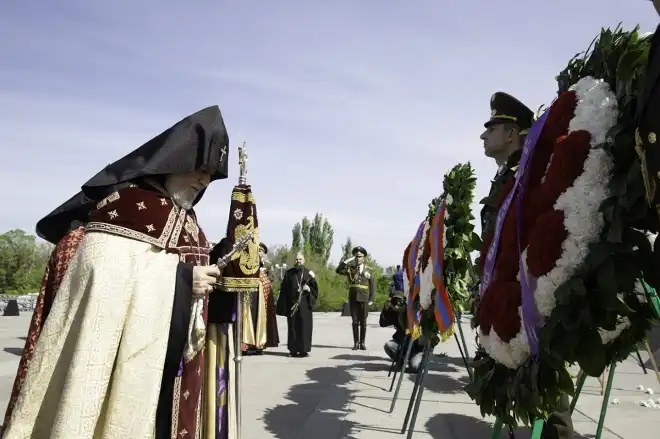 Ամենայն Հայոց Կաթողիկոսն այցելեց Ծիծեռնակաբերդի յուշահամալիր