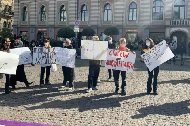 Պարէտային ժամի դէմ բողոք՝ Թիֆլիսի մէջ